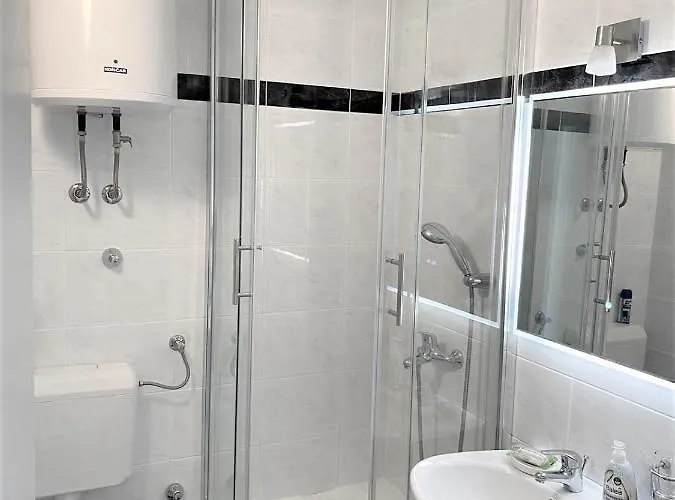 아파트 Tina 로고즈니차