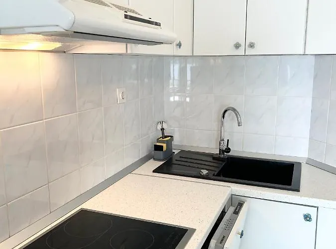 아파트 Tina 로고즈니차