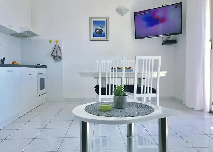 아파트 Tina 로고즈니차