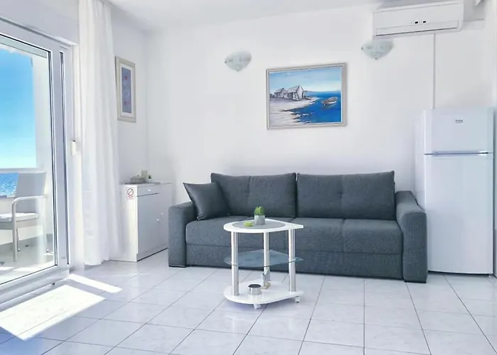 Tina 로고즈니차